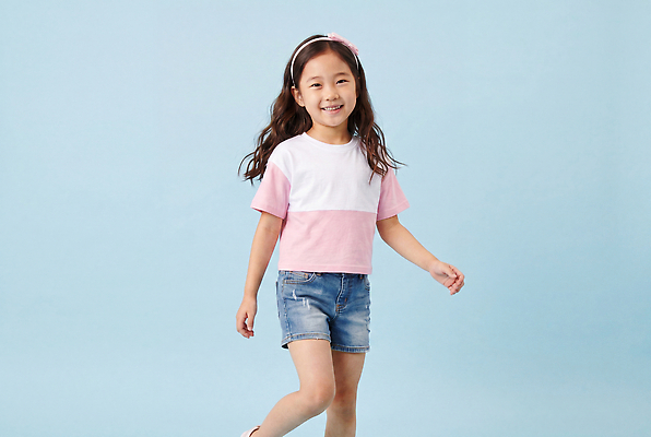 JPG 편집이미지 옷 패션 어린이 티셔츠 표정 웃음 소녀 일상 여름 걷기 머리띠 청반바지 의료성형뷰티 편집실사 AI인물포토 AI콘텐츠 계절 여자 셔츠 장신구 바지 모션 사람 라이프 CG 파일형식 AI포토 상의 하의 생활