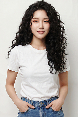 JPG 편집이미지 긴머리 여자 패션 포즈 티셔츠 실내 표정 청바지 주머니 의료성형뷰티 스타일 편집실사 AI인물포토 AI콘텐츠 헤어스타일 셔츠 바지 사람 내부 CG 파일형식 AI포토 상의 하의 옷