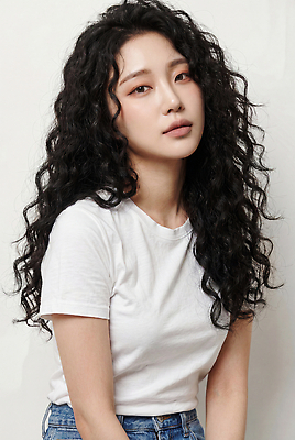 JPG 모델 편집이미지 긴머리 시선 여자 패션 포즈 미소 앉기 청바지 파마 의료성형뷰티 스타일 편집실사 AI인물포토 AI콘텐츠 헤어스타일 바지 모션 표정 사람 CG 파일형식 AI포토 하의 옷