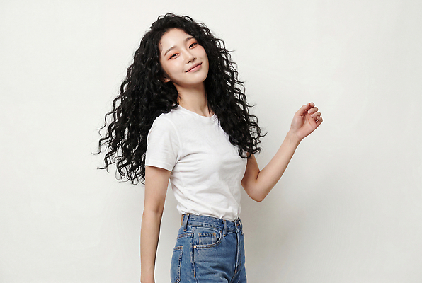 JPG 편집이미지 여자 포즈 티셔츠 실내 웃음 머리카락 머리 청바지 의료성형뷰티 스타일 편집실사 AI인물포토 AI콘텐츠 셔츠 바지 표정 사람 내부 신체부위 CG 파일형식 AI포토 상의 하의 옷