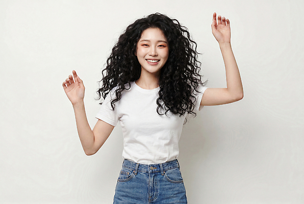 JPG 모델 편집이미지 여자 패션 포즈 장신구 미소 머리 청바지 파마 분위기 즐거움 의료성형뷰티 스타일 편집실사 AI인물포토 AI콘텐츠 헤어스타일 감정 컨셉 바지 표정 사람 신체부위 CG 파일형식 AI포토 하의 옷