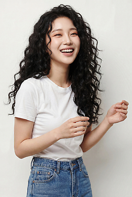 JPG 편집이미지 여자 감정 포즈 표정 웃음 사람 일상 캐주얼 머리 촬영 파마 즐거움 의료성형뷰티 편집실사 AI인물포토 AI콘텐츠 헤어스타일 옷 라이프 신체부위 CG 파일형식 AI포토 생활