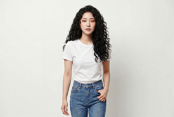 JPG 편집이미지 여자 패션 포즈 실내 서기 일상 앞모습 청바지 파마 의료성형뷰티 스타일 편집실사 AI인물포토 AI콘텐츠 헤어스타일 뷰포인트 바지 모션 사람 내부 라이프 CG 파일형식 AI포토 하의 생활 옷