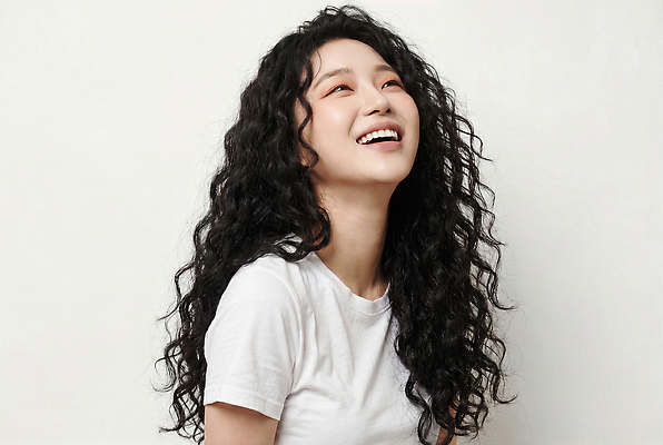 JPG 편집이미지 여자 행복 감정 포즈 티셔츠 미소 웃음 사람 일상 머리 파마 의료성형뷰티 편집실사 AI인물포토 AI콘텐츠 헤어스타일 셔츠 표정 라이프 신체부위 CG 파일형식 AI포토 상의 생활 옷