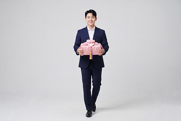 JPG 편집이미지 남자 실내 선물 웃음 정장 이벤트 촬영 기쁨 양손 감사 평면 의료성형뷰티 편집실사 AI인물포토 AI콘텐츠 손 옷 감정 표정 사람 내부 CG 파일형식 AI포토 신체부위