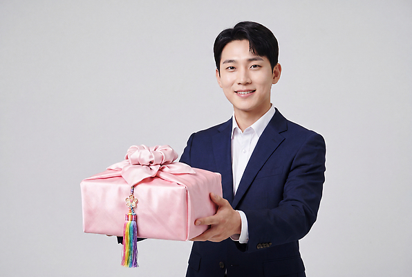 JPG 편집이미지 전통 남자 행복 가족 선물 미소 이벤트 친구 상자 촬영 축하 감사 의료성형뷰티 편집실사 AI인물포토 AI콘텐츠 감정 컨셉 관계 표정 사람 CG 파일형식 AI포토