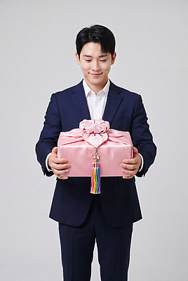 JPG 편집이미지 남자 행복 포장 선물 미소 정장 이벤트 상자 기쁨 축하 감사 턱받이 의료성형뷰티 편집실사 AI인물포토 AI콘텐츠 옷 감정 컨셉 표정 사람 아기용품 CG 파일형식 AI포토 오브젝트