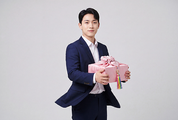 JPG 편집이미지 남자 행복 리본 포즈 선물 미소 사람 정장 기쁨 감사 의료성형뷰티 편집실사 AI인물포토 AI콘텐츠 옷 감정 표정 CG 파일형식 AI포토