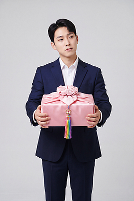 JPG 편집이미지 남자 리본 상징 포장 기념 표정 선물 정장 이벤트 양손 축하 소중 전달 감사 의료성형뷰티 편집실사 AI인물포토 AI콘텐츠 손 옷 감정 컨셉 사람 CG 파일형식 AI포토 신체부위