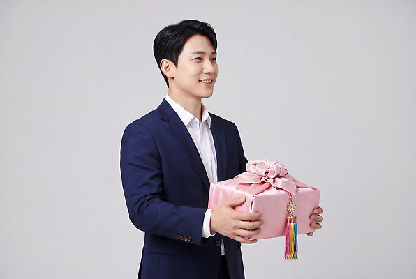 JPG 편집이미지 남자 리본 포장 선물 미소 정장 이벤트 상자 기쁨 양손 축하 감사 의료성형뷰티 단순 편집실사 AI인물포토 AI콘텐츠 손 옷 감정 컨셉 표정 사람 CG 파일형식 AI포토 신체부위