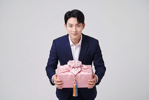 JPG 편집이미지 남자 포즈 선물 정장 이벤트 양손 축하 소중 준비 감사 의료성형뷰티 편집실사 AI인물포토 AI콘텐츠 손 옷 감정 컨셉 사람 CG 파일형식 AI포토 신체부위