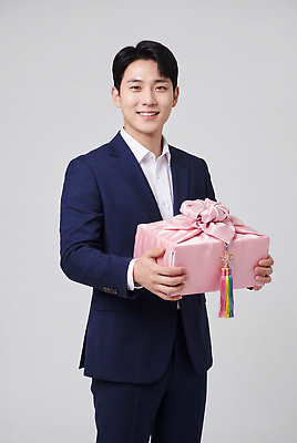 JPG 편집이미지 남자 포장 선물 웃음 정장 이벤트 성인 사진촬영 기쁨 축하 소중 감사 의료성형뷰티 편집실사 AI인물포토 AI콘텐츠 옷 감정 컨셉 표정 사람 촬영 CG 파일형식 AI포토