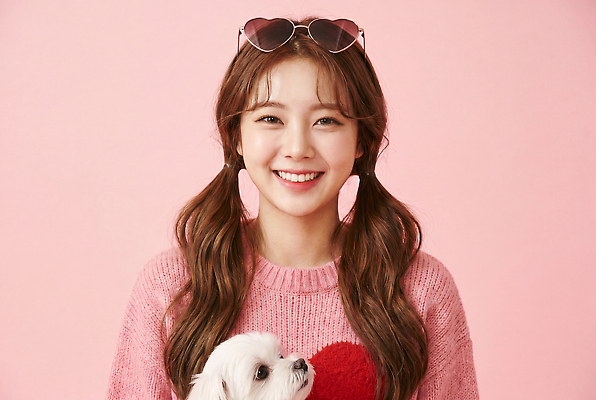 JPG 편집이미지 헤어스타일 어린이 분홍색 포즈 장난 나비넥타이 사랑 웃음 소녀 장식 반려동물 개 스웨터 의료성형뷰티 편집실사 AI인물포토 AI콘텐츠 동물 여자 감정 컬러 상의 포유류 넥타이 표정 사람 CG 파일형식 AI포토 잡화 옷