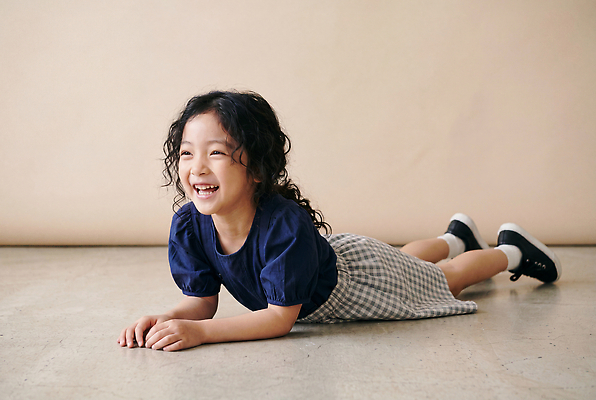 JPG 편집이미지 어린이 포즈 티셔츠 놀이 바닥 실내 웃음 소녀 치마 머리 즐거움 착용 의료성형뷰티 편집실사 AI인물포토 AI콘텐츠 여자 감정 셔츠 하의 표정 사람 내부 신체부위 CG 파일형식 AI포토 옷 상의