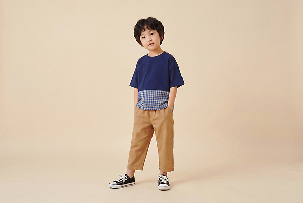 JPG 편집이미지 옷 패션 어린이 티셔츠 바지 실내 소년 캐주얼 주머니 아동복 의료성형뷰티 스타일 편집실사 AI인물포토 AI콘텐츠 남자 셔츠 하의 사람 내부 CG 파일형식 AI포토 상의
