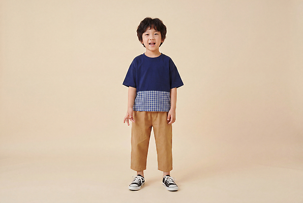 JPG 편집이미지 디자인 패션 어린이 신발 티셔츠 바지 실내 웃음 소년 캐주얼 아동복 의료성형뷰티 스타일 편집실사 AI인물포토 AI콘텐츠 옷 남자 셔츠 하의 표정 사람 내부 CG 파일형식 AI포토 상의