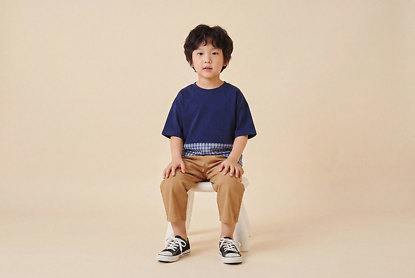 JPG 편집이미지 옷 어린이 포즈 티셔츠 바지 앉기 소년 촬영 아동복 의료성형뷰티 스타일 편집실사 AI인물포토 AI콘텐츠 남자 셔츠 모션 하의 사람 CG 파일형식 AI포토 상의