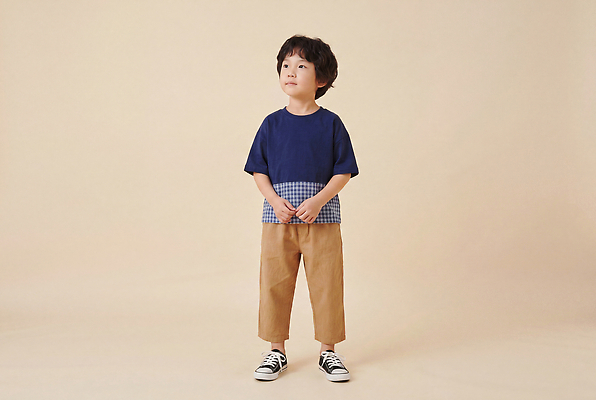 JPG 편집이미지 옷 패션 어린이 포즈 티셔츠 바지 스튜디오 실내 소년 그림 아동복 의료성형뷰티 편집실사 AI인물포토 AI콘텐츠 남자 셔츠 하의 사람 내부 CG 파일형식 AI포토 상의