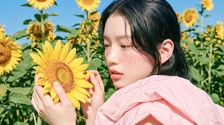 JPG 식물 편집이미지 손 여자 꽃 밭 자연 해바라기 여름 주목 의료성형뷰티 편집실사 AI인물포토 AI콘텐츠 계절 농업 사람 신체부위 CG 생태계 파일형식 AI포토 산업