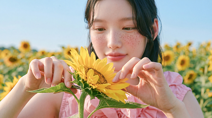 JPG 식물 편집이미지 여자 꽃 밭 자연 해바라기 일상 여름 의료성형뷰티 편집실사 AI인물포토 AI콘텐츠 계절 농업 사람 라이프 CG 생태계 파일형식 AI포토 산업 생활