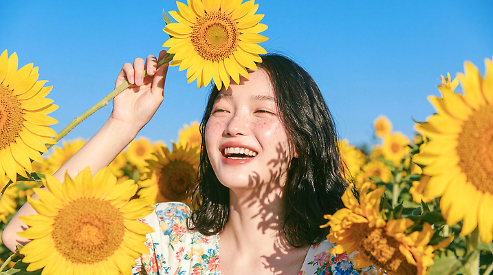 JPG 편집이미지 여자 꽃 행복 꽃밭 자연 해바라기 웃음 풍경 여름 햇빛 사진촬영 즐거움 의료성형뷰티 편집실사 AI인물포토 AI콘텐츠 식물 계절 감정 표정 사람 빛 촬영 CG 생태계 파일형식 AI포토
