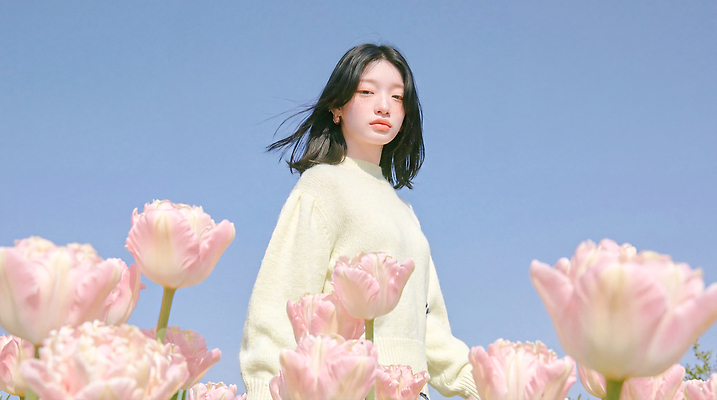 JPG 식물 편집이미지 여자 행복 꽃밭 자연 하늘 풍경 야외 일상 걷기 봄 튤립 의료성형뷰티 편집실사 AI인물포토 AI콘텐츠 계절 꽃 감정 모션 사람 라이프 CG 생태계 파일형식 AI포토 생활