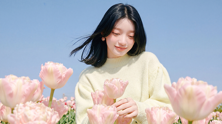 JPG 편집이미지 여자 꽃 꽃밭 자연 하늘 웃음 풍경 햇빛 튤립 의료성형뷰티 편집실사 AI인물포토 AI콘텐츠 식물 표정 사람 빛 CG 생태계 파일형식 AI포토