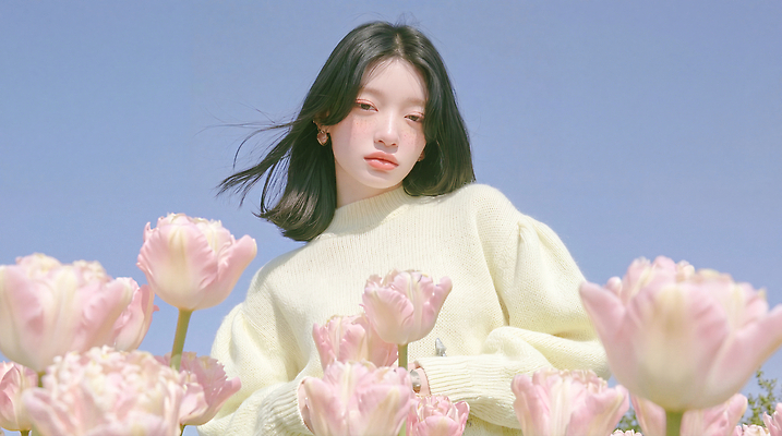 JPG 편집이미지 옷 여자 꽃 꽃밭 자연 하늘 서기 풍경 봄 튤립 스웨터 청명 의료성형뷰티 편집실사 AI인물포토 AI콘텐츠 식물 계절 상의 모션 사람 CG 생태계 파일형식 AI포토