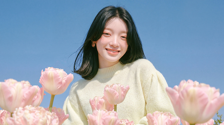 JPG 식물 편집이미지 여자 행복 꽃밭 자연 하늘 미소 웃음 풍경 청춘 봄 즐거움 의료성형뷰티 편집실사 AI인물포토 AI콘텐츠 계절 꽃 감정 컨셉 표정 사람 CG 생태계 파일형식 AI포토