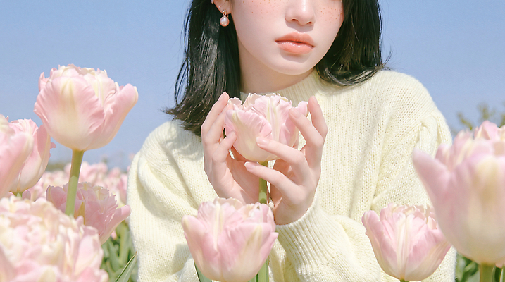 JPG 편집이미지 여자 꽃 꽃밭 자연 하늘 사람 정원 봄 튤립 양손 즐거움 의료성형뷰티 편집실사 AI인물포토 AI콘텐츠 식물 손 계절 감정 CG 생태계 파일형식 AI포토 신체부위