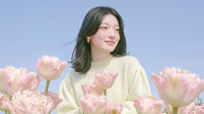 JPG 편집이미지 여자 꽃 포즈 꽃밭 자연 하늘 표정 밝음 환경 의료성형뷰티 편집실사 AI인물포토 AI콘텐츠 식물 사람 CG 생태계 파일형식 AI포토