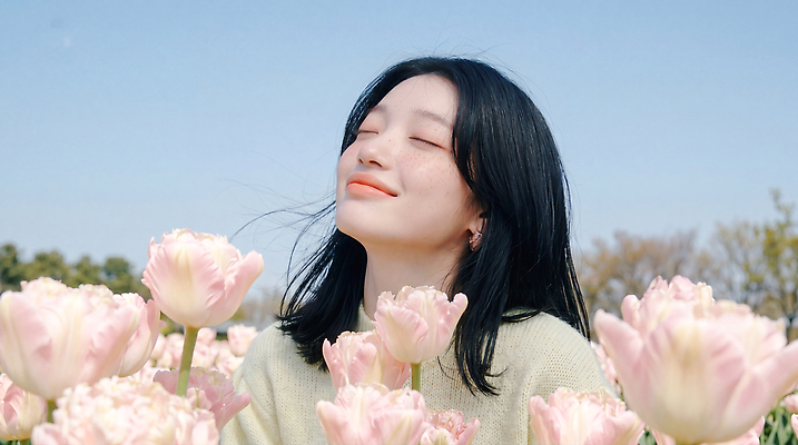 JPG 편집이미지 여자 꽃 행복 감정 얼굴 꽃밭 자연 하늘 웃음 사람 풍경 봄 튤립 즐거움 의료성형뷰티 편집실사 AI인물포토 AI콘텐츠 식물 계절 표정 신체부위 CG 생태계 파일형식 AI포토