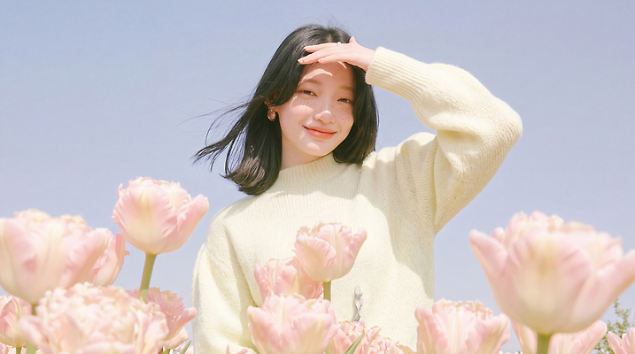 JPG 편집이미지 손 여자 꽃 감정 꽃밭 자연 미소 햇빛 환경 기회 주말 이마 의료성형뷰티 편집실사 AI인물포토 AI콘텐츠 식물 표정 사람 신체부위 빛 CG 생태계 파일형식 AI포토