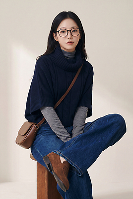JPG 모델 편집이미지 옷 여자 패션 안경 포즈 의자 한명 앉기 편안함 오브젝트 의료성형뷰티 스타일 편집실사 AI인물포토 AI콘텐츠 1 잡화 가구 모션 사람 감각 CG 파일형식 AI포토 생활용품