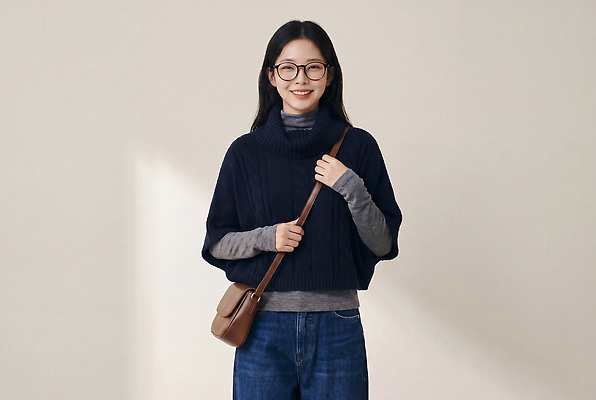 JPG 편집이미지 여자 패션 가방 실내 한명 서기 웃음 캐주얼 스웨터 심플 의료성형뷰티 편집실사 AI인물포토 AI콘텐츠 1 잡화 옷 상의 모션 표정 사람 내부 CG 파일형식 AI포토