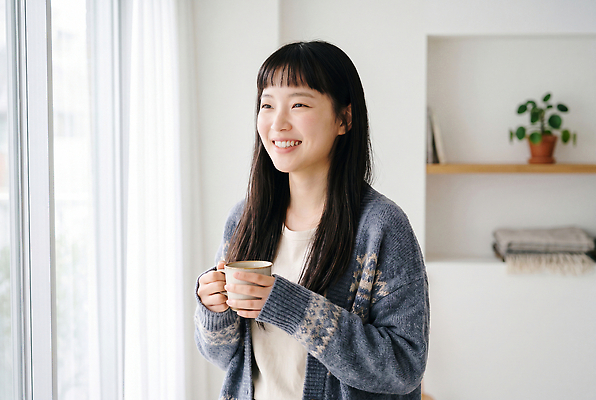 JPG 편집이미지 여자 커피 음료 아침 한명 미소 일상 생활 햇빛 방 창가 카디건 즐거움 의료성형뷰티 차분 편집실사 AI인물포토 AI콘텐츠 주간 1 감정 컨셉 창문 표정 사람 라이프 빛 외투 CG 파일형식 AI포토 자연요소 상의 옷