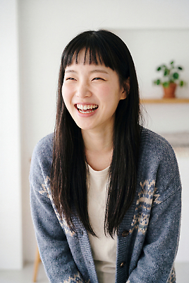 JPG 편집이미지 긴머리 여자 행복 실내 한명 웃음 사람 일상 카디건 오브젝트 의료성형뷰티 편집실사 AI인물포토 AI콘텐츠 1 헤어스타일 감정 표정 내부 라이프 외투 CG 파일형식 AI포토 상의 생활 옷