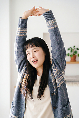 JPG 편집이미지 여자 포즈 거실 건강 한명 미소 일상 운동 스트레칭 의료성형뷰티 편집실사 AI인물포토 AI콘텐츠 1 표정 사람 라이프 CG 파일형식 AI포토 생활