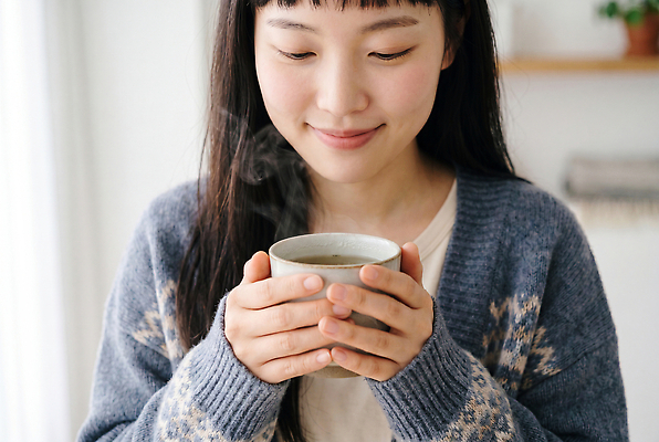 JPG 편집이미지 손 여자 여유 커피 음료 실내 따뜻함 한명 사람 일상 컵 마시기 편안함 의료성형뷰티 편집실사 AI인물포토 AI콘텐츠 1 식기 감정 모션 내부 라이프 신체부위 감각 CG 파일형식 AI포토 생활