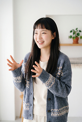 JPG 식물 편집이미지 여자 선반 실내 대화 한명 웃음 일상 방 의료성형뷰티 편집실사 AI인물포토 AI콘텐츠 1 가구 표정 말하기 사람 내부 라이프 CG 파일형식 AI포토 생활용품 모션 생활 오브젝트