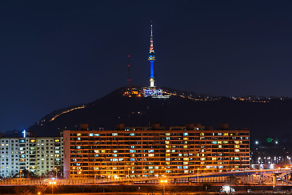 포토 JPG 해외이미지 아시아 여행 비즈니스 건축양식 산 서울 한국 안테나 동양인 풍경 사람없음 건물 금융 도시풍경 탑 텔레비전 어둠 황혼 새벽 도시 센터 N 도심 야간 저녁 장면 지역 대도시 스카이라인 남쪽 해외202004 해외포토 자연요소 건축물 알파벳 건축 나라 통신 인종 경제 전자제품 일몰 방향 파일형식