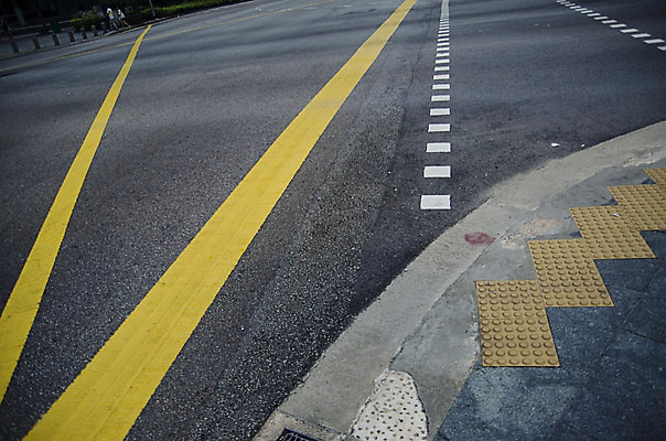 포토 JPG 해외이미지 도로 길 선 스포츠 여행 백그라운드 패턴 교통시설 모션 자동차 자연 추상 거리 안전 사람없음 야외 노란색 검은색 페인트 운전 도시 고속도로 보행로 방향 버리기 심볼 사인 속도 시작 질감 타이어 고무 그런지 루트 방법 선로 자동 해외202004 해외포토 육상교통 컬러 교통 무늬 시설 생태계 파일형식