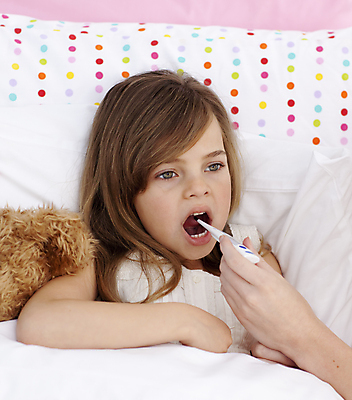 포토 JPG 해외이미지 백인 손 여자 딸 어린이 가족 실내 건강 입벌림 한명 사람 상반신 앞모습 신체부위 눕기 침실 잡기 열 질병 온도계 체온계 간호 돌봄 체온측정 의료성형뷰티 소녀한명만 해외202004 해외포토 서양인 1 뷰포인트 의학 관계 모션 표정 내부 측정 여자한명만 소녀만 파일형식