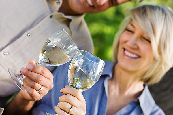 포토 JPG 해외이미지 백인 라이프스타일 커플 공원 여자 남자 행복 음료 중년 50대 유리 함께함 사랑 성인 야외 두명 와인 마시기 축하 알코올 잡기 축배 해외202004 해외포토 서양인 공공시설 감정 컨셉 관계 모션 재질 주류 사람 생활 파일형식