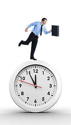 포토 JPG 해외이미지 백인 남자 행복 시계 서류가방 가방 비즈니스 넥타이 갈색머리 한명 성인 30대 파란색 걷기 흰색 잡기 시간 비즈니스맨 흰배경 카운트다운 카피스페이스 해외202004 해외포토 서양인 1 헤어스타일 잡화 감정 컬러 백그라운드 모션 사람 장년 공백 직장인 파일형식