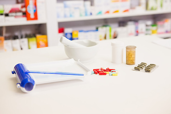 포토 JPG 해외이미지 실내 병원 사람없음 치료 알약 약 고통 실험복 작업 항아리 질병 약국 처방 수납 조제 돌봄 막자 볼록 약사 해외202004 해외포토 감정 컨셉 의학 모션 내부 가운 도자기 만들기 파일형식