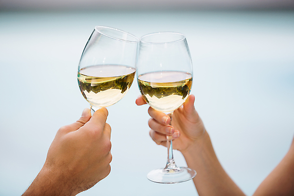 포토 JPG 해외이미지 라이프스타일 손 커플 음료 와인잔 유리 탁자 수영장 함께함 사람없음 야외 마시기 축하 알코올 잡기 투명 고급 화이트와인 축배 해외202004 해외포토 가구 컨셉 술잔 관계 모션 재질 생활 신체부위 와인 파일형식