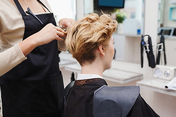 포토 JPG 해외이미지 백인 직업 헤어스타일 여자 행복 산업 청소년 실내 미소 20대 두명 비즈니스우먼 자신감 미용실 미용사 이발 고객 스타일리스트 의료성형뷰티 스타일 중소기업 해외202004 해외포토 서양인 감정 회사 비즈니스 표정 사람 청년 내부 직장인 뷰티샵 파일형식