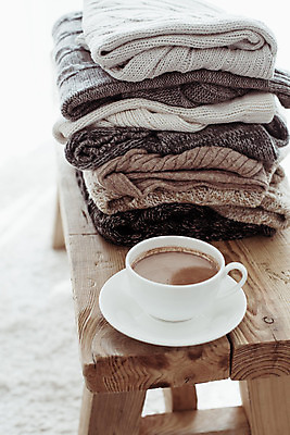 포토 JPG 해외이미지 라이프스타일 옷 커피 겨울 휴식 바닥 주택 실내 따뜻함 사람없음 내부 컵 쌓기 카펫 방 머그컵 가을 흰색 니트 코코아 리빙 안락 해외202004 해외포토 식기 계절 음료 컬러 컨셉 상의 모션 건물 생활 파일형식