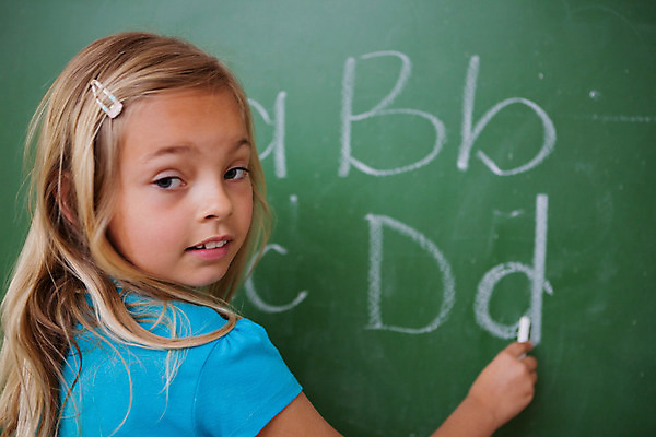 포토 JPG 해외이미지 백인 학생 손 알파벳 여학생 여자 교육 어린이 교실 학교 수업 실내 한명 서기 미소 사람 칠판 잡기 분필 소녀한명만 해외202004 해외포토 서양인 1 영어 모션 표정 내부 신체부위 초크 여자한명만 소녀만 파일형식